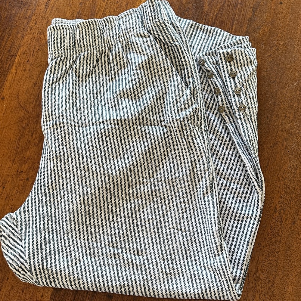 Chic Striped Capris for Women
